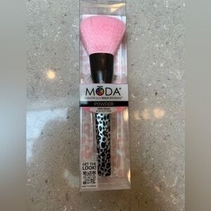 NWT Powder Brush w cool pink bristles for perfect make up! Leopard 🐆 handle:fun!